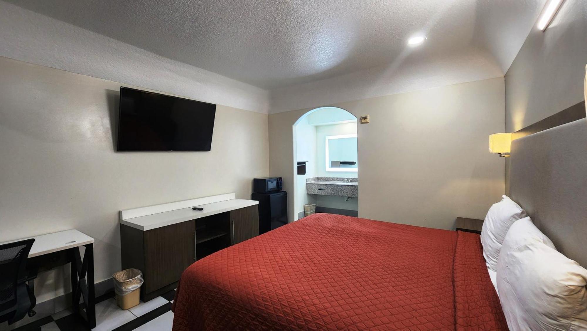 Scottish Inn & Suites Sam Houston Parkway Exterior photo