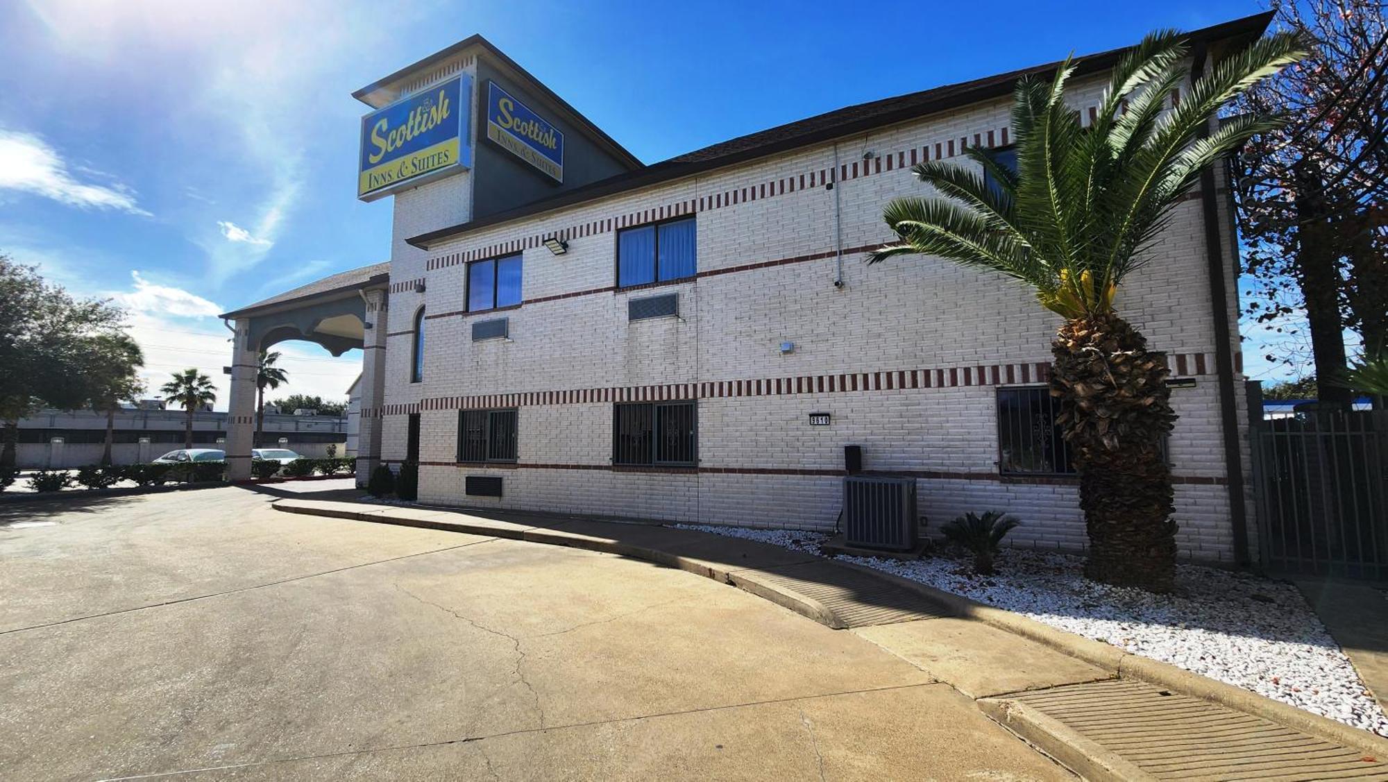 Scottish Inn & Suites Sam Houston Parkway Exterior photo